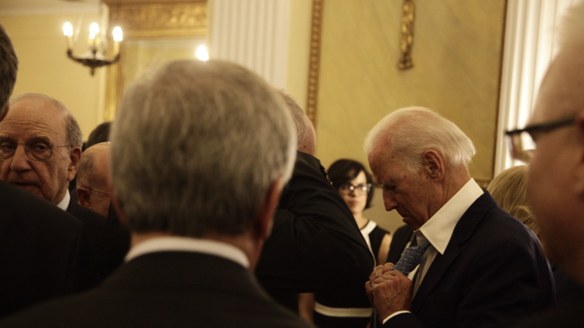 Γιατί έβγαλε τη γραβάτα του ο πρώην αντιπρόεδρος των ΗΠΑ στο Προεδρικό Μέγαρο